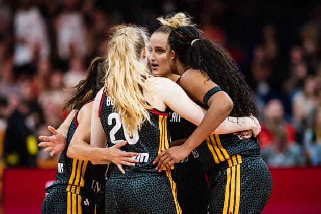 FIBA Women™s Basketball World Cup 2026: Spanien vs. Deutschland, 13.09.2026 Deutschland jubelt im Kreis, Frieda Bühner (Deutschland, 20), Britta Daub (Deutschland, 19), Nyara Sabally (Deutschland, 8), Leonie Fiebich (Deutschland, 13), Lina Sontag (Deutschland, 24); Basketball, FIBA Women™s Basketball World Cup 2026, Final Phase, Spiel um Platz 3: Spanien vs. Deutschland am 13.09.2026 in der Uber Arena, Berlin Copyright: xBEAUTIFULxSPORTS Tonhäuserx