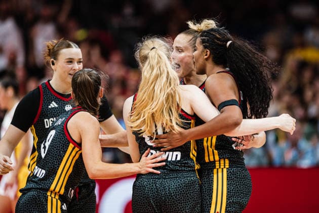 FIBA Women™s Basketball World Cup 2026: Spanien vs. Deutschland, 13.09.2026 Deutschland jubelt im Kreis, Frieda Bühner (Deutschland, 20), Britta Daub (Deutschland, 19), Nyara Sabally (Deutschland, 8), Leonie Fiebich (Deutschland, 13), Lina Sontag (Deutschland, 24); Basketball, FIBA Women™s Basketball World Cup 2026, Final Phase, Spiel um Platz 3: Spanien vs. Deutschland am 13.09.2026 in der Uber Arena, Berlin Copyright: xBEAUTIFULxSPORTS Tonhäuserx