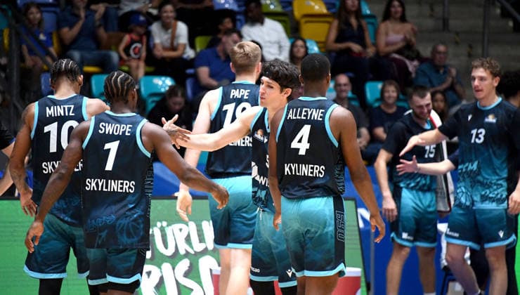13.09.2026, xokbx, Basketball Netto BBL Pokal, Skyliners Frankfurt - Sience City Jena v.l. Ryan Arcidiacono (Fraport Skyliners Frankfurt), Judah Mintz (Fraport Skyliners Frankfurt), Isaiah Swope (Fraport Skyliners Frankfurt), Nahiem Alleyne (Fraport Skyliners Frankfurt) und co, Mimik, Gestik, Emotion, jubeln klatschen ab, feiern Frankfurt