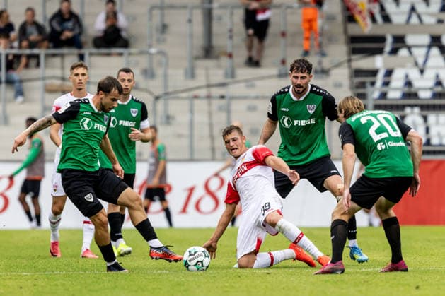 VfB Stuttgart II vs. SC Preussen Muenster, Fussball, 3. Liga, 5. Spieltag, WIRmachenDRUCK Arena Großaspach 13.09.26 v.l. Louis Kolbe (SC Preussen Muenster, 02), Enis Redzepi (VfB Stuttgart II, 39), Lucas Zeller (SC Preussen Muenster, 05) VfB Stuttgart II vs. SC Preussen Muenster, Fussball, 3. Liga, 5. Spieltag, WIRmachenDRUCK Arena Großaspach 13.09.26 Foto: Lucca Fundel Großaspach WIRmachenDRUCK Arena Baden-Württemberg Deutschland