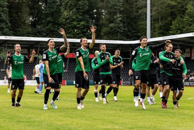 VfB Stuttgart II vs. SC Preussen Muenster, Fussball, 3. Liga, 5. Spieltag, WIRmachenDRUCK Arena Großaspach 13.09.26 Jubel Freude nach Spielende und dem Auswärtssieg für SC Preussen Muenster. v.l. Louis Kolbe (SC Preussen Muenster, 02), Antonio Tikvic (SC Preussen Muenster, 04), Samuel Althaus (SC Preussen Muenster, 44), Felix Higl (SC Preussen Muenster, 33), Montell Ndikom (SC Preussen Muenster, 28), Ryan Johansson (SC Preussen Muenster, 20), Marvin Schulz (SC Preussen Muenster, 30) VfB Stuttgart II vs. SC Preussen Muenster, Fussball, 3. Liga, 5. Spieltag, WIRmachenDRUCK Arena Großaspach 13.09.26 Foto: Lucca Fundel Großaspach WIRmachenDRUCK Arena Baden-Württemberg Deutschland