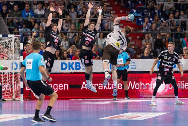 Mauer von Maciej Gębala (HC Erlangen, 77) und Christopher Bissel (HC Erlangen, 21) zum Wurf von Johannes Wasielewski (Bergischer HC, 77) HC Erlangen vs. Bergischer HC, Handball, Opel Handball-Bundesliga, 5. Spieltag, Spielzeit 2026 2027, 13.09.2026 HC Erlangen vs. Bergischer HC, Handball, Opel Handball-Bundesliga, 5. Spieltag, Spielzeit 2026 2027, 13.09.2026 Nuernberg Copyright: xEibner-Pressefoto ArdanxFuessmanx EP_AFN