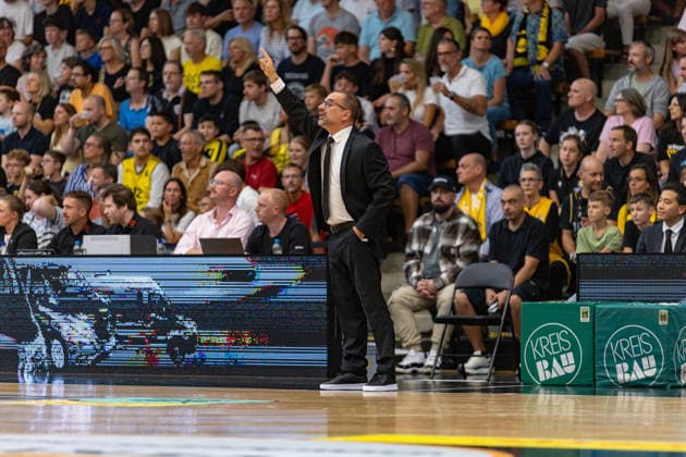Carles Duran (MHP Riesen Ludwigsburg, Coach) beim aktiven Coaching Kreisbau Kirchheim Knights vs MHP Riesen Ludwigsburg, Basketball,Netto BBL Pokal, Pokalspiel, Saison 2026 2027, 13.09.2026, Kreisbau Kirchheim Knights vs MHP Riesen Ludwigsburg, Basketball,Netto BBL Pokal, Pokalspiel, Saison 2026 2027, 13.09.2026 Goeppingen Copyright: xEibner-Pressefoto DavidexDixGiovannix EP_DGI
