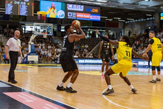 Elijah Hughes (MHP Riesen Ludwigsburg, 07) gegen Tyrel Morgan (Kreisbau Kirchheim Knights, 11). Kreisbau Kirchheim Knights vs MHP Riesen Ludwigsburg, Basketball,Netto BBL Pokal, Pokalspiel, Saison 2026 2027, 13.09.2026, Kreisbau Kirchheim Knights vs MHP Riesen Ludwigsburg, Basketball,Netto BBL Pokal, Pokalspiel, Saison 2026 2027, 13.09.2026 Goeppingen Copyright: xEibner-Pressefoto DavidexDixGiovannix EP_DGI