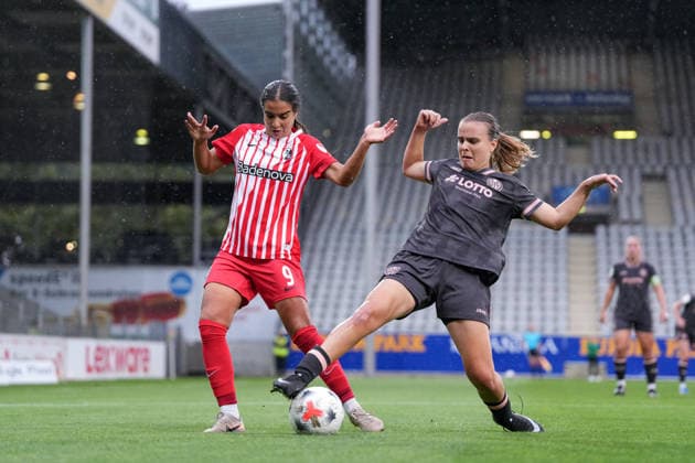 Sabah Seghir (SC Freiburg, 09) im Zweikampf mit Kara Bathmann (1. FSV Mainz 05 Frauen, 04) , Deutschland, Fussball, GooglePixel Frauen-Bundesliga, 4.Spieltag, 2026 2027, SC Freiburg vs. 1. FSV Mainz 05, 13.09.2026, Dreisamstadion, Freiburg Freiburg Dreisamstadion Baden-Wuerttemberg Deutschland Copyright: xArnexAmbergx