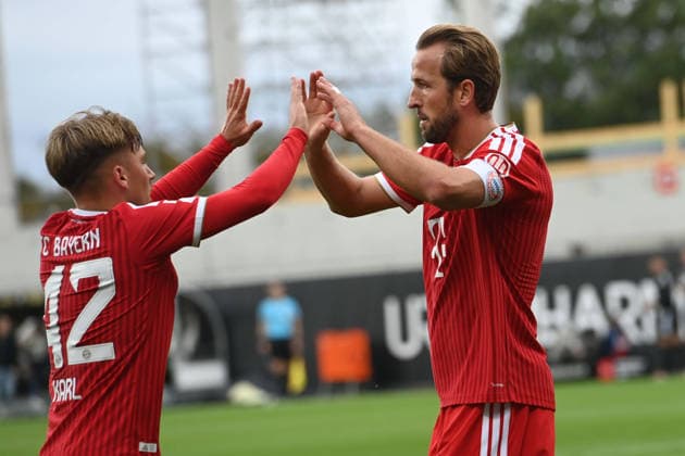Lennart KARL (M) jubelt nach seinem Tor zum 0-1, Jubel, jubeln, Freude, cheers, mit Harry KANE (M) Fussball 1. Bundesliga, 3.Spieltag, matchday3, Spieltag3, SV 07 Elversberg - FC Bayern Muenchen am 13.09.2026 in der Ursapharm-Arena an der Kaiserlinde, Waldstadion in Elversberg Deutschland. DFL regulations prohibit any use of photographs as image sequences and or quasi-video Â