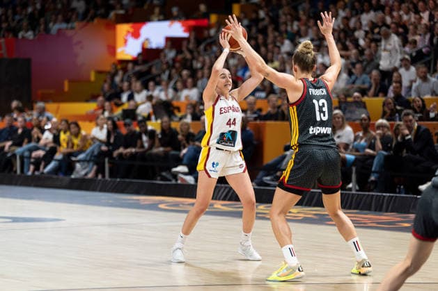 Iyana Martin (Spanien, 44) am Ball, Leonie Fiebich (Deutschland, 13), GER, Spanien vs. Deutschland, Basketball, FIBA Women s World Cup 2026, Spiel um Platz 3, 13.09.2026 GER, Spanien vs. Deutschland, Basketball, FIBA Women s World Cup 2026, Spiel um Platz 3, 13.09.2026 Berlin Copyright: xEibner-Pressefoto MaxxVincenx EP_MVN