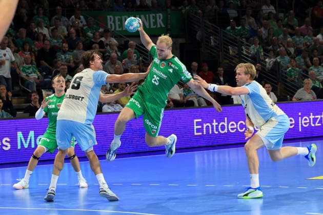 13.09.2026, GER Deutschland, Handball, 1.Bundesliga, 27.08.2026, Saison 2026 2027, Berlin, Fuechse Berlin vs Gummersbach Matthes Langhoff ( Fuechse Berlin 25 ), Mathias Gidsel ( Fuechse Berlin 19 ), MIRO SCHLUROFF ( VfL Gummersbach 15 ), ELLIDI VIDARSSON ( VfL Gummersbach 4 ) nordphoto GmbH Engler Berlin Max-Schmeling-Halle Berlin Deutschland Copyright: xNordphotox xEnglerx