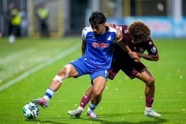 v.li.: Yasin Zor (TSG II, 10), Neo Telle (Köln, 31), Zweikampf, Spielszene, Duell, duel, tackle, tackling, Dynamik, Action, Aktion, 13.09.2026, Sinsheim (Deutschland), Fussball, 3. Liga, TSG 1899 Hoffenheim II - SC Fortuna Köln, DFB DFL REGULATIONS PROHIBIT ANY USE OF PHOTOGRAPHS AS IMAGE SEQUENCES AND OR QUASI-VIDEO.
