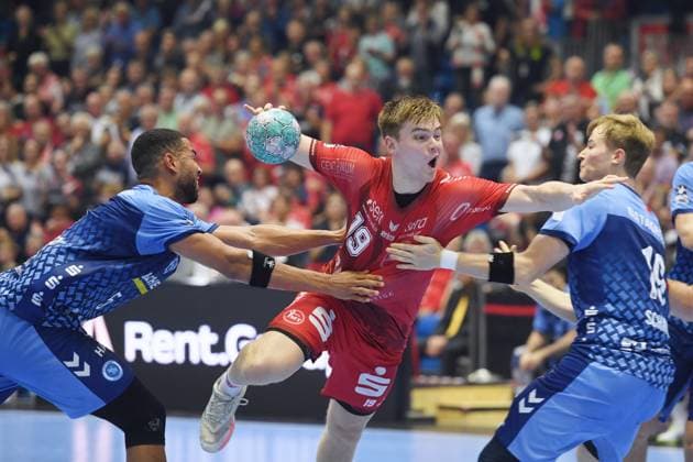 Reynir Thor Stefansson (MT Melsungen 19) (am Ball), Philipp Ahouansou (TVB Stuttgart 5) (L),Linus Schmid (TVB Stuttgart 19) (R) , GER, MT Melsungen - TVB 1898 Stuttgart, Handball, 1. Bundesliga, 4. Spieltag, Saison 2026 2027, 13.09.2026, GER, MT Melsungen - TVB Stuttgart, Handball, 1. Bundesliga, 4. Spieltag, Saison 2026 2027, 13.09.2026 Kassel Copyright: xEibner-Pressefotox xRolandxSippelx EP_RSL