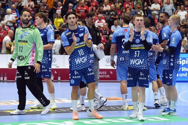 enttaeuscht, frustriert, Emotion nach der Niederlage: Samuel Roethlisberger (TVB Stuttgart 17), Dario Sanz de Nicolas (TVB Stuttgart 10), Jakob Nigg (TVB Stuttgart 57) (vorne, L-R) , GER, MT Melsungen - TVB 1898 Stuttgart, Handball, 1. Bundesliga, 4. Spieltag, Saison 2026 2027, 13.09.2026, GER, MT Melsungen - TVB Stuttgart, Handball, 1. Bundesliga, 4. Spieltag, Saison 2026 2027, 13.09.2026 Kassel Copyright: xEibner-Pressefotox xRolandxSippelx EP_RSL