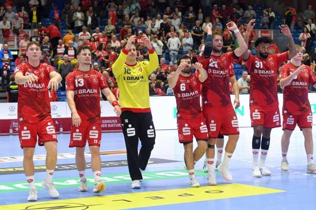 Jubel, Freude nach dem Sieg: Luca Sigrist (MT Melsungen 28), Leon Stehl (MT Melsungen 13), Nebojsa Simic (Torwart MT Melsungen 16), Erik Balenciaga (MT Melsungen 6), Dariel Garcia Rivera (MT Melsungen 31), Reynir Thor Stefansson (MT Melsungen 19) (L-R) , GER, MT Melsungen - TVB 1898 Stuttgart, Handball, 1. Bundesliga, 4. Spieltag, Saison 2026 2027, 13.09.2026, GER, MT Melsungen - TVB Stuttgart, Handball, 1. Bundesliga, 4. Spieltag, Saison 2026 2027, 13.09.2026 Kassel Copyright: xEibner-Pressefotox xRolandxSippelx EP_RSL