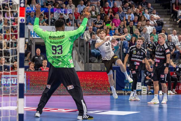 Julian Fuchs (Bergischer HC, 46) beim Wurf auf Torwart Rubens Pierre (HC Erlangen, 93) HC Erlangen vs. Bergischer HC, Handball, Opel Handball-Bundesliga, 5. Spieltag, Spielzeit 2026 2027, 13.09.2026 HC Erlangen vs. Bergischer HC, Handball, Opel Handball-Bundesliga, 5. Spieltag, Spielzeit 2026 2027, 13.09.2026 Nuernberg Copyright: xEibner-Pressefoto ArdanxFuessmanx EP_AFN