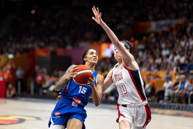 Gabby Williams (Frankreich, 15) im Dribbling, Breanna Stewart (USA, 10), GER, USA vs. Frankreich, Basketball, FIBA Women s World Cup 2026, Finale, 13.09.2026 GER, USA vs. Frankreich, Basketball, FIBA Women s World Cup 2026, Finale, 13.09.2026 Berlin Copyright: xEibner-Pressefoto MaxxVincenx EP_MVN