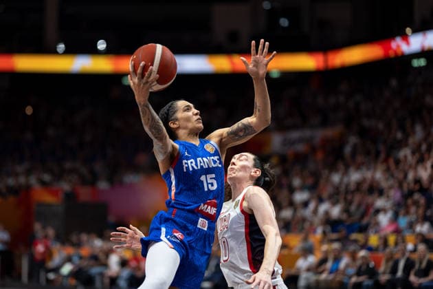 Gabby Williams (Frankreich, 15) beim Korbleger, Breanna Stewart (USA, 10), GER, USA vs. Frankreich, Basketball, FIBA Women s World Cup 2026, Finale, 13.09.2026 GER, USA vs. Frankreich, Basketball, FIBA Women s World Cup 2026, Finale, 13.09.2026 Berlin Copyright: xEibner-Pressefoto MaxxVincenx EP_MVN