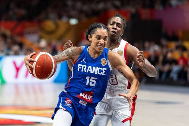 Gabby Williams (Frankreich, 15) im Dribbling, Chelsea Gray (USA, 08), GER, USA vs. Frankreich, Basketball, FIBA Women s World Cup 2026, Finale, 13.09.2026 GER, USA vs. Frankreich, Basketball, FIBA Women s World Cup 2026, Finale, 13.09.2026 Berlin Copyright: xEibner-Pressefoto MaxxVincenx EP_MVN