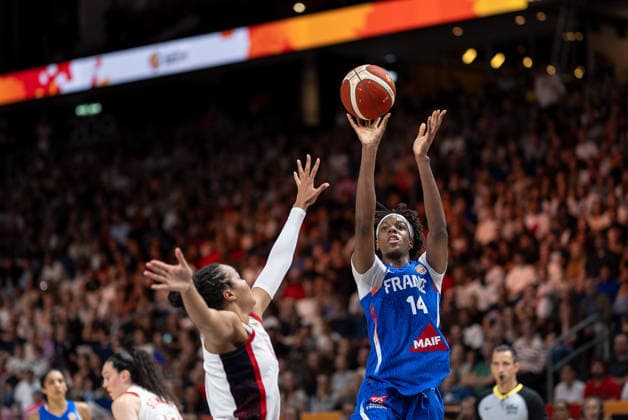 Dominique Malonga (Frankreich, 14) beim Wurf, Napheesa Collier (USA, 11), GER, USA vs. Frankreich, Basketball, FIBA Women s World Cup 2026, Finale, 13.09.2026 GER, USA vs. Frankreich, Basketball, FIBA Women s World Cup 2026, Finale, 13.09.2026 Berlin Copyright: xEibner-Pressefoto MaxxVincenx EP_MVN