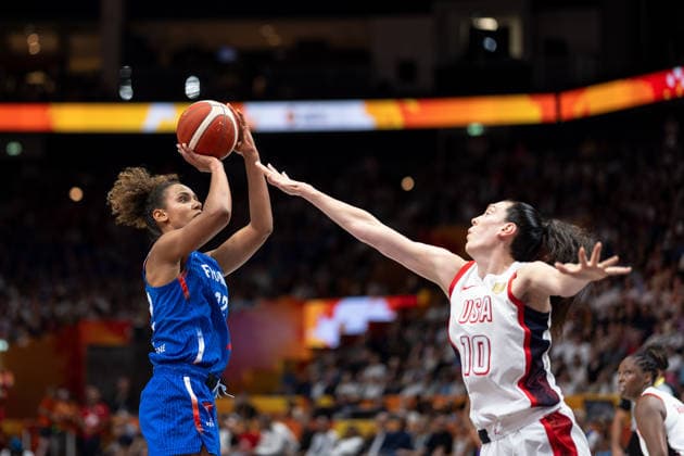 Marieme Badiane (Frankreich, 22) beim Wurf, Breanna Stewart (USA, 10), GER, USA vs. Frankreich, Basketball, FIBA Women s World Cup 2026, Finale, 13.09.2026 GER, USA vs. Frankreich, Basketball, FIBA Women s World Cup 2026, Finale, 13.09.2026 Berlin Copyright: xEibner-Pressefoto MaxxVincenx EP_MVN