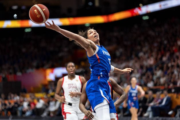Janelle Salaun (Frankreich, 13) streckt sich nach dem Ball, GER, USA vs. Frankreich, Basketball, FIBA Women s World Cup 2026, Finale, 13.09.2026 GER, USA vs. Frankreich, Basketball, FIBA Women s World Cup 2026, Finale, 13.09.2026 Berlin Copyright: xEibner-Pressefoto MaxxVincenx EP_MVN