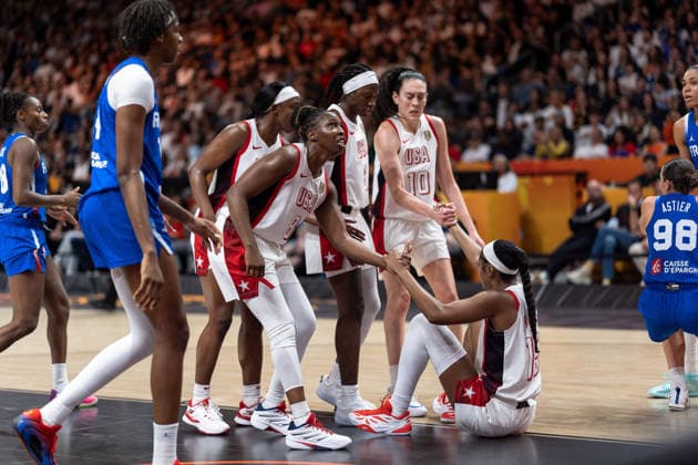 Jackie Young (USA, 13), Chelsea Gray (USA, 08), Rhyne Howard (USA, 06), Breanna Stewart (USA, 10) helfen Angel Reese (USA, 15) hoch, GER, USA vs. Frankreich, Basketball, FIBA Women s World Cup 2026, Finale, 13.09.2026 GER, USA vs. Frankreich, Basketball, FIBA Women s World Cup 2026, Finale, 13.09.2026 Berlin Copyright: xEibner-Pressefoto MaxxVincenx EP_MVN