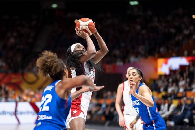 Jackie Young (USA, 13) beim Wurf, Marieme Badiane (Frankreich, 22), Gabby Williams (Frankreich, 15), GER, USA vs. Frankreich, Basketball, FIBA Women s World Cup 2026, Finale, 13.09.2026 GER, USA vs. Frankreich, Basketball, FIBA Women s World Cup 2026, Finale, 13.09.2026 Berlin Copyright: xEibner-Pressefoto MaxxVincenx EP_MVN