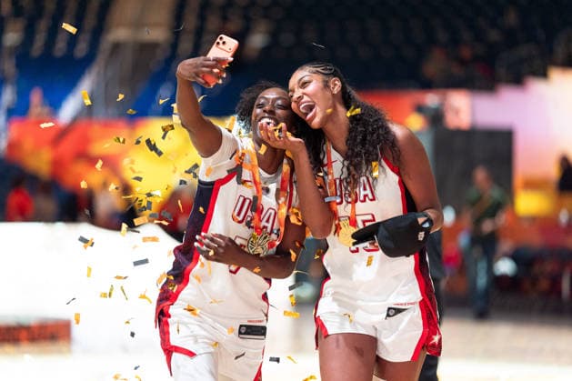 Kahleah Copper (USA, 07) und Angel Reese (USA, 15) machen ein Selfie, Goldmedaille, Konfetti, jubelt Jubel nach Sieg Spielende, GER, USA vs. Frankreich, Basketball, FIBA Women s World Cup 2026, Finale, 13.09.2026 GER, USA vs. Frankreich, Basketball, FIBA Women s World Cup 2026, Finale, 13.09.2026 Berlin Copyright: xEibner-Pressefoto MaxxVincenx EP_MVN
