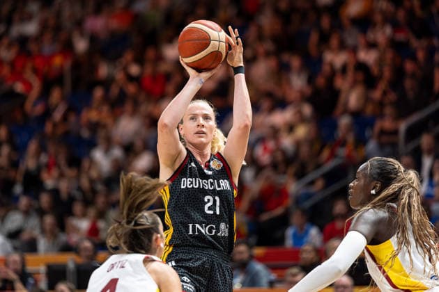 Marie Guelich (Deutschland, 21) beim Wurf, Mariona Ortiz (Spanien, 04), Awa Fam (Spanien, 11), GER, Spanien vs. Deutschland, Basketball, FIBA Women s World Cup 2026, Spiel um Platz 3, 13.09.2026 GER, Spanien vs. Deutschland, Basketball, FIBA Women s World Cup 2026, Spiel um Platz 3, 13.09.2026 Berlin Copyright: xEibner-Pressefoto MaxxVincenx EP_MVN