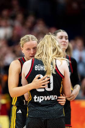 Emma Eichmeyer (Deutschland, 09) nimmt Frieda Buehner (Deutschland, 20) in den Arm, enttaeuscht Enttaeuschung nach Niederlage, GER, Spanien vs. Deutschland, Basketball, FIBA Women s World Cup 2026, Spiel um Platz 3, 13.09.2026 GER, Spanien vs. Deutschland, Basketball, FIBA Women s World Cup 2026, Spiel um Platz 3, 13.09.2026 Berlin Copyright: xEibner-Pressefoto MaxxVincenx EP_MVN