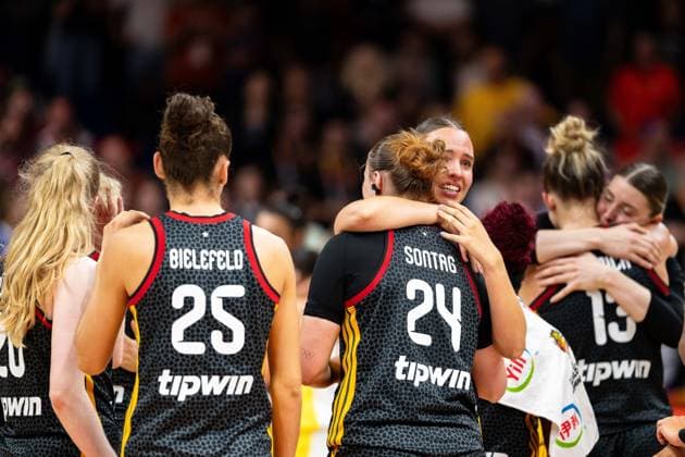 Frieda Buehner (Deutschland, 20), Clara Bielefeld (Deutschland, 25), Emily Bessoir (Deutschland, 22) umarmt Lina Sontag (Deutschland, 24), enttaeuscht Enttaeuschung nach Niederlage, GER, Spanien vs. Deutschland, Basketball, FIBA Women s World Cup 2026, Spiel um Platz 3, 13.09.2026 GER, Spanien vs. Deutschland, Basketball, FIBA Women s World Cup 2026, Spiel um Platz 3, 13.09.2026 Berlin Copyright: xEibner-Pressefoto MaxxVincenx EP_MVN