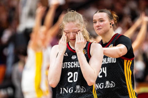 Frieda Buehner (Deutschland, 20) weint, enttaeuscht Enttaeuschung nach Niederlage, Lina Sontag (Deutschland, 24), GER, Spanien vs. Deutschland, Basketball, FIBA Women s World Cup 2026, Spiel um Platz 3, 13.09.2026 GER, Spanien vs. Deutschland, Basketball, FIBA Women s World Cup 2026, Spiel um Platz 3, 13.09.2026 Berlin Copyright: xEibner-Pressefoto MaxxVincenx EP_MVN