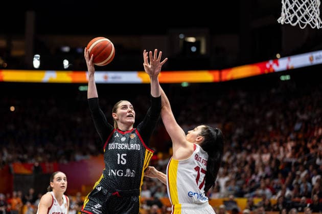 Luisa Geiselsoder (Deutschland, 15) beim Wurf, Megan Gustafson (Spanien, 17), GER, Spanien vs. Deutschland, Basketball, FIBA Women s World Cup 2026, Spiel um Platz 3, 13.09.2026 GER, Spanien vs. Deutschland, Basketball, FIBA Women s World Cup 2026, Spiel um Platz 3, 13.09.2026 Berlin Copyright: xEibner-Pressefoto MaxxVincenx EP_MVN