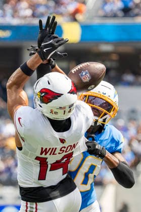 September 13, 2026, Inglewood, California, USA: Los Angeles Chargers cornerback Cam Hart (20) defects a pass intended for Arizona Cardinals wide receiver Michael Wilson (14) during an NFL, American Football Herren, USA football game, in Inglewood, Calif. on Sunday 13, 2026. NHL, Eishockey Herren, USA 2026: LA Chargers Vs Arizona Cardinals - ZUMAc68_ 20260913_zaf_c68_019 Copyright: xRingoxChiux