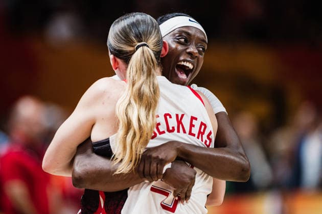 FIBA Women™s Basketball World Cup 2026: USA vs. Frankreich, 13.09.2026 Kahleah Copper (USA, 7) jubelt, JUBEL, freut sich mit Paige Bueckers (USA, 4), Umarmung; Basketball, FIBA Women™s Basketball World Cup 2026, Final Phase, Finale, USA vs. Frankreich am 13.09.2026 in der Uber Arena, Berlin Copyright: xBEAUTIFULxSPORTS Tonhäuserx