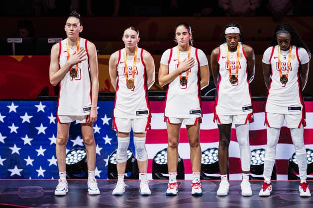 FIBA Women™s Basketball World Cup 2026: USA vs. Frankreich, 13.09.2026 Breanna Stewart (USA, 10), Paige Bueckers (USA, 4), Sonia Citron (USA, 5), Rhyne Howard (USA, 6), Kahleah Copper (USA, 7), Siegerehrung, Hymne; Basketball, FIBA Women™s Basketball World Cup 2026, Final Phase, Finale, USA vs. Frankreich am 13.09.2026 in der Uber Arena, Berlin Copyright: xBEAUTIFULxSPORTS Tonhäuserx