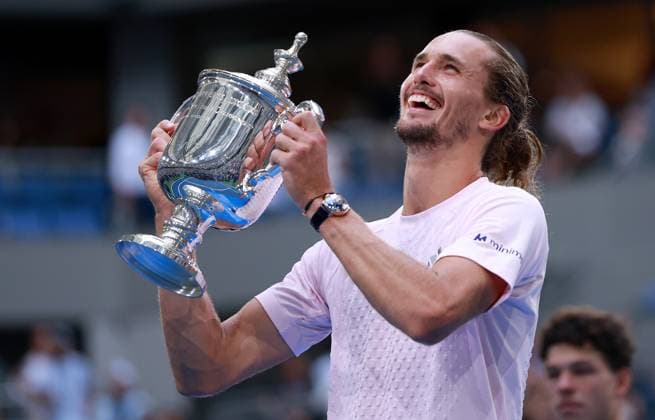 Alexander Zverev of Germany celebrates with the trophy 2026 US Open, Day Fifteen, USTA Billie Jean King National Tennis Center, New York, USA - 13 Sep 2026New York USTA Billie Jean King National T New York (NY) United States of America EDITORIAL USE ONLY No use with unauthorised audio, video, data, fixture lists, club league logos or live services. Online in-match use limited to 120 images, no video emulation. No use in betting, games or single club league player publications. Copyright: xEllaxLing Shutterstockx 17140166bo