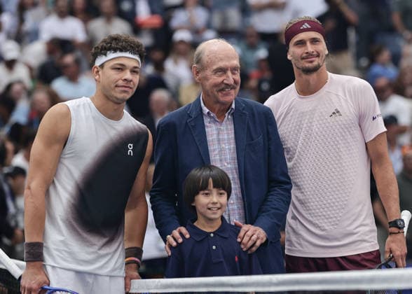 R-L. Alexander Zverev, Tennis Legende Stan Smith, Julian Olewnicki, und Ben Shelton pose am Netz fuer ein Foto, Endspiel, Final, US Open Championships, Billie Jean King National Tennis Center, Flushing Meadows, New York, USA . Copyright: xJuergenxHasenkopfx