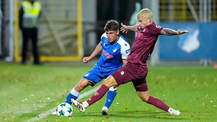 v.li.: Matthew Moore (TSG II, 15), Tom Geerkens (Köln, 6), Zweikampf, Spielszene, Duell, duel, tackle, tackling, Dynamik, Action, Aktion, 13.09.2026, Sinsheim (Deutschland), Fussball, 3. Liga, TSG 1899 Hoffenheim II - SC Fortuna Köln, DFB DFL REGULATIONS PROHIBIT ANY USE OF PHOTOGRAPHS AS IMAGE SEQUENCES AND OR QUASI-VIDEO.