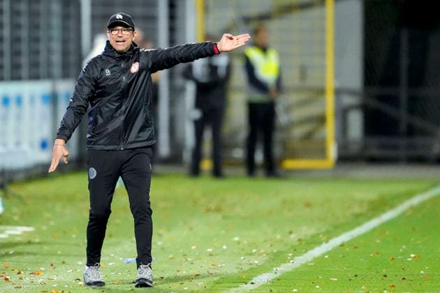 Matthias Mink (Trainer, Cheftrainer, Köln), gibt Anweisungen, gestikuliert, mit den Armen gestikulieren, Freisteller, Ganzkörper, Einzelbild, Einzelfoto, Aktion, Action, am Spielfeldrand, an der Seitenauslinie, 13.09.2026, Sinsheim (Deutschland), Fussball, 3. Liga, TSG 1899 Hoffenheim II - SC Fortuna Köln, DFB DFL REGULATIONS PROHIBIT ANY USE OF PHOTOGRAPHS AS IMAGE SEQUENCES AND OR QUASI-VIDEO.
