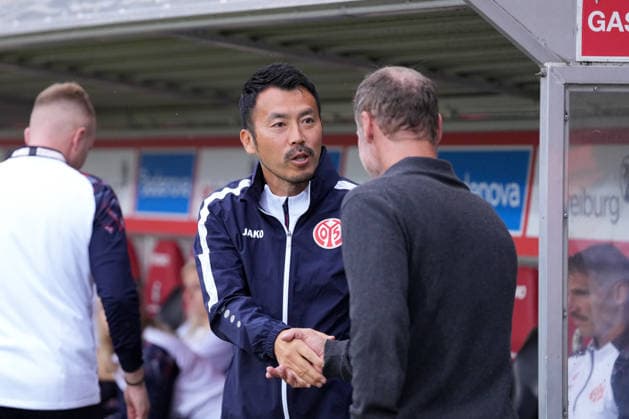 Takashi Yamashita (1. FSV Mainz 05 Frauen, Cheftrainer) und Marco Konrad (SC Freiburg, Trainer) , Deutschland, Fussball, GooglePixel Frauen-Bundesliga, 4.Spieltag, 2026 2027, SC Freiburg vs. 1. FSV Mainz 05, 13.09.2026, Dreisamstadion, Freiburg Freiburg Dreisamstadion Baden-Wuerttemberg Deutschland Copyright: xArnexAmbergx