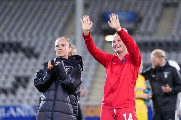 Die Mannschaft feiert den Sieg, Lisa Kolb (SC Freiburg, 22), Carina Brunold (SC Freiburg, 14) , Deutschland, Fussball, GooglePixel Frauen-Bundesliga, 4.Spieltag, 2026 2027, SC Freiburg vs. 1. FSV Mainz 05, 13.09.2026, Dreisamstadion, Freiburg Freiburg Dreisamstadion Baden-Wuerttemberg Deutschland Copyright: xArnexAmbergx