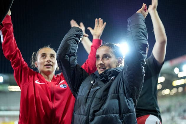 Emma Memminger (SC Freiburg, 32) und İlayda Acıkgöz Ilayda Acikgoez (SC Freiburg, 30) feiern den Sieg bei den Fans , Deutschland, Fussball, GooglePixel Frauen-Bundesliga, 4.Spieltag, 2026 2027, SC Freiburg vs. 1. FSV Mainz 05, 13.09.2026, Dreisamstadion, Freiburg Freiburg Dreisamstadion Baden-Wuerttemberg Deutschland Copyright: xArnexAmbergx