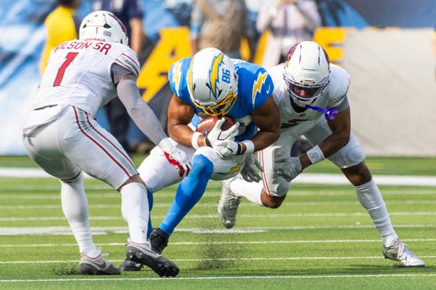 September 13, 2026, Inglewood, California, USA: Los Angeles Chargers tight end Oronde Gadsden (86) runs the ball fighting off pressure from Arizona Cardinals linebacker Mack Wilson Sr. (1) and Arizona Cardinals cornerback Will Johnson (2) during an NFL, American Football Herren, USA football game, in Inglewood, Calif. on Sunday 13, 2026. NHL, Eishockey Herren, USA 2026: Arizona Cardinals 26:14 LA Chargers - ZUMAc68_ 20260913_zaf_c68_035 Copyright: xRingoxChiux
