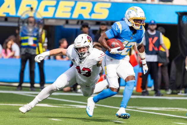 September 13, 2026, Inglewood, California, USA: Los Angeles Chargers wide receiver Derius Davis (12) escapes a tackle-attempt by Arizona Cardinals linebacker Karson Sharar (43) during an NFL, American Football Herren, USA football game, in Inglewood, Calif. on Sunday 13, 2026. NHL, Eishockey Herren, USA 2026: Arizona Cardinals 26:14 LA Chargers - ZUMAc68_ 20260913_zaf_c68_037 Copyright: xRingoxChiux