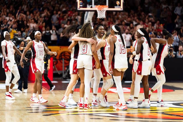 US-amerikanische Mannschaft jubelt Jubel nach Sieg Spielende, Kahleah Copper (USA, 07), Jackie Young (USA, 13), Kiki Iriafen (USA, 09), Angel Reese (USA, 15), Rhyne Howard (USA, 06), GER, USA vs. Frankreich, Basketball, FIBA Women s World Cup 2026, Finale, 13.09.2026 GER, USA vs. Frankreich, Basketball, FIBA Women s World Cup 2026, Finale, 13.09.2026 Berlin Copyright: xEibner-Pressefoto MaxxVincenx EP_MVN