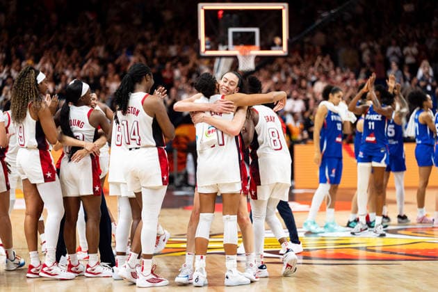 Napheesa Collier (USA, 11) und Breanna Stewart (USA, 10) jubelt Jubel nach Sieg Spielende, GER, USA vs. Frankreich, Basketball, FIBA Women s World Cup 2026, Finale, 13.09.2026 GER, USA vs. Frankreich, Basketball, FIBA Women s World Cup 2026, Finale, 13.09.2026 Berlin Copyright: xEibner-Pressefoto MaxxVincenx EP_MVN