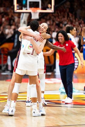 Napheesa Collier (USA, 11) und Breanna Stewart (USA, 10) umarmen sich, ubelt Jubel nach Sieg Spielende, GER, USA vs. Frankreich, Basketball, FIBA Women s World Cup 2026, Finale, 13.09.2026 GER, USA vs. Frankreich, Basketball, FIBA Women s World Cup 2026, Finale, 13.09.2026 Berlin Copyright: xEibner-Pressefoto MaxxVincenx EP_MVN