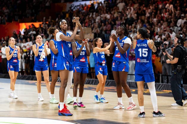 franzoesische Mannschaft enttaeuscht Enttaeuschung nach Niederlage, Dominique Malonga (Frankreich, 14), Aminata Gueye (Frankreich, 31), Gabby Williams (Frankreich, 15), GER, USA vs. Frankreich, Basketball, FIBA Women s World Cup 2026, Finale, 13.09.2026 GER, USA vs. Frankreich, Basketball, FIBA Women s World Cup 2026, Finale, 13.09.2026 Berlin Copyright: xEibner-Pressefoto MaxxVincenx EP_MVN