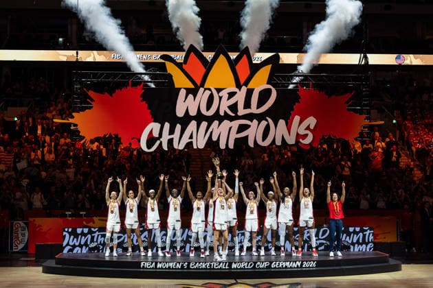 US-amerikanische Mannschaft jubelt Jubel nach Sieg Spielende mit WM Pokal, GER, USA vs. Frankreich, Basketball, FIBA Women s World Cup 2026, Finale, 13.09.2026 GER, USA vs. Frankreich, Basketball, FIBA Women s World Cup 2026, Finale, 13.09.2026 Berlin Copyright: xEibner-Pressefoto MaxxVincenx EP_MVN