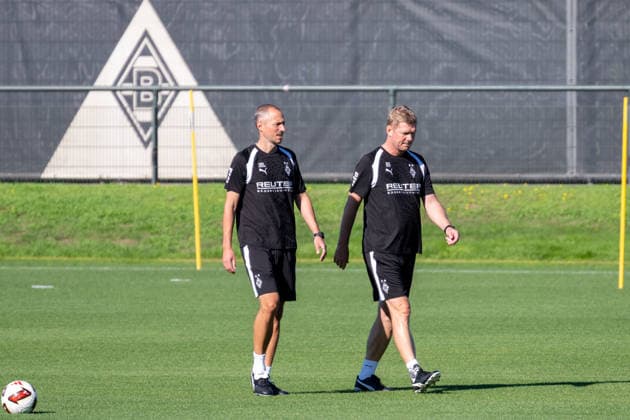 Jan Moritz Lichte (Borussia Moenchengladbach, Interimstrainer) und Markus Gellhaus (Borussia Moenchengladbach, Co-Trainer) auf dem Weg zur Mannschaft. Oeffentliches Training Borussia Moenchengladbach, Fussball, Bundesliga, Saison 2026 2027, 15.09.2026 oeffentliches Training Borussia Moenchengladbach, Fussball, Bundesliga, Saison 2026 2027, 15.09.2026 Moenchengladbach Copyright: xEibner-Pressefoto ThomasxHaeslerx EP_THR