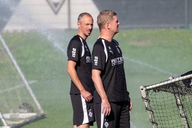 Jan Moritz Lichte (Borussia Moenchengladbach, Interimstrainer) und Markus Gellhaus (Borussia Moenchengladbach, Co-Trainer) auf dem Weg zum Athletiktraining. Oeffentliches Training Borussia Moenchengladbach, Fussball, Bundesliga, Saison 2026 2027, 15.09.2026 oeffentliches Training Borussia Moenchengladbach, Fussball, Bundesliga, Saison 2026 2027, 15.09.2026 Moenchengladbach Copyright: xEibner-Pressefoto ThomasxHaeslerx EP_THR